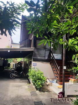 Land 236 sq. wa with 3 storey building in good location in the old city area Chiang Mai for sale