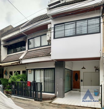🔼🔽 AccomA 📩  3 BR Townhouse in Khlong Ton Nuea (AA18875)
