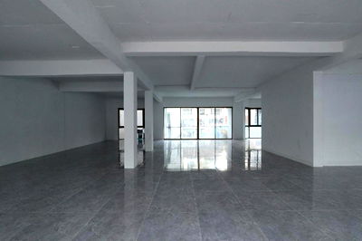 Shophouses for rent MRT Lumphini :  Rent space on Witthayu Road behind Rolex Watch Center