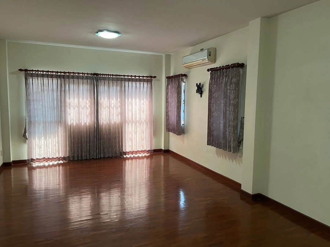รูป ขายบ้านเดี่ยว 2 ชั้น 6 ห้องนอน 6 ห้องน้ำ บ้านมือสอง สภาพดี หลังใหญ่ อยู่ในเขตเทศบาลนครเชียงใหม่ T.094-6511456 - รูปที่ 7/13