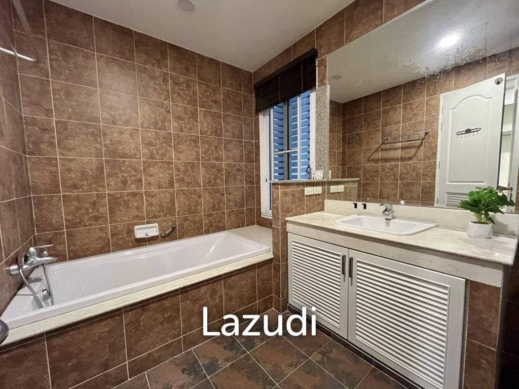 picture 5 Bed 6 Bath 320 SQ.M House in Huai khwang - 31/32