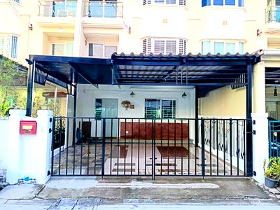 Townhouses for rent Market Village Suvarnaphumi : MRT SriDan 1.2 km. Suvarnabhumi Institute of Technology Sarasas Witaed Suvarnabhumi 200m. For rent