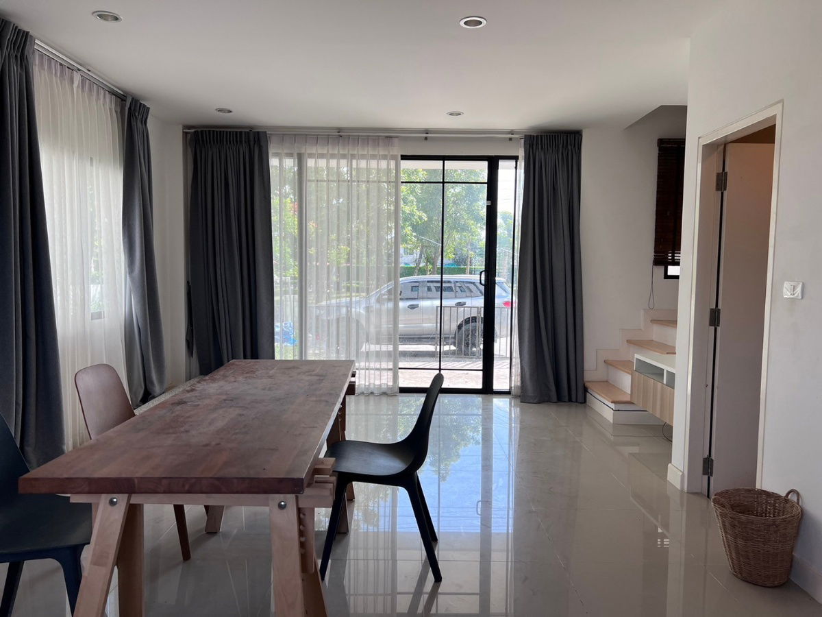 รูป 🏡 ขายทาวน์เฮาส์ 2 ชั้น หน้าบ้านไม่ชนใคร! พร้อมอยู่ ทำเลดี บางนา-ตราด กม.29 (ใกล้ ABAC / สุวรรณภูมิ) - รูปที่ 2/15