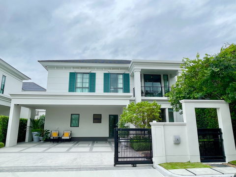 A model home with complete decoration in a perfect luxury style, ready to move in..must be here "Setthasiri Ngamwongwan"