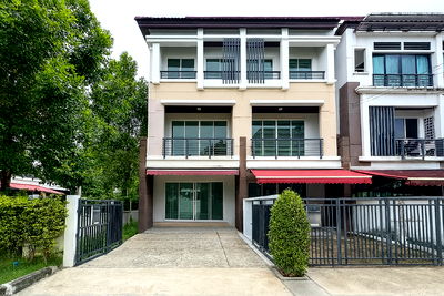 ทาวน์โฮม ถนนราษฎร์บูรณะ : ขายทาวน์โฮม 3 ชั้น บ้านสภาพสวยไม่เคยเข้าอยู่ หลังมุมพื้นที่สวนเยอะ  หน้าบ้านไม่ชนกับบ้านอื่น พร้อมที่จอดรถลึกพิเศษ มีแค่ไม่กี่หลัง เพียง 7.19 ล้านบาท