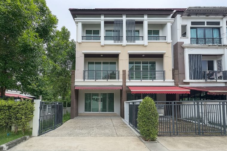 ขายทาวน์โฮม 3 ชั้น บ้านสภาพสวยไม่เคยเข้าอยู่ หลังมุมพื้นที่สวนเยอะ  หน้าบ้านไม่ชนกับบ้านอื่น พร้อมที่จอดรถลึกพิเศษ มีแค่ไม่กี่หลัง เพียง 6.9 ล้านบาท