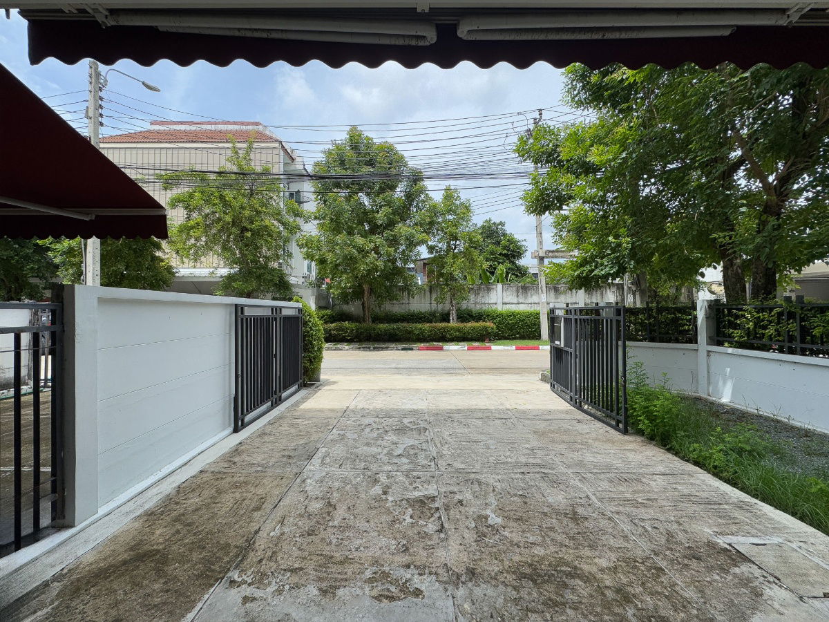 รูป ขายทาวน์โฮม 3 ชั้น บ้านสภาพสวยไม่เคยเข้าอยู่ หลังมุมพื้นที่สวนเยอะ  หน้าบ้านไม่ชนกับบ้านอื่น พร้อมที่จอดรถลึกพิเศษ มีแค่ไม่กี่หลัง เพียง 7.19 ล้านบาท - รูปที่ 24/26