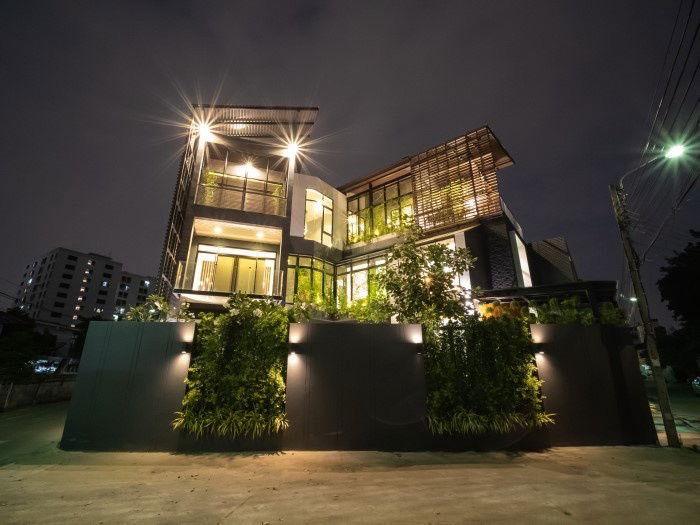 รูป P0117 ขายบ้านหรู 3 ชั้น พร้อมสระว่ายน้ำ ใจกลางสุขุมวิท 71 | พื้นที่ใช้สอย 900 ตร.ม. - รูปที่ 14/15