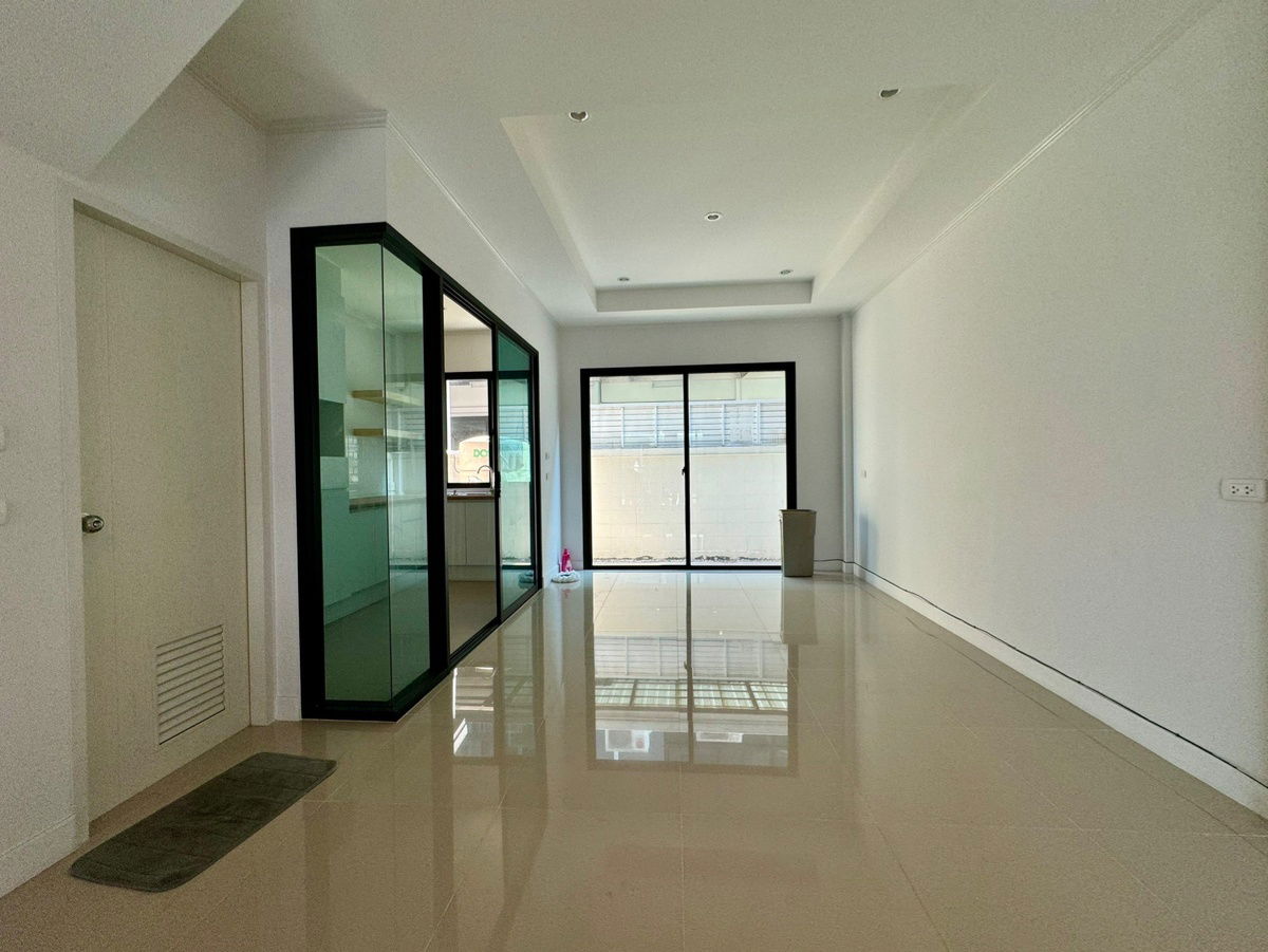 picture 🌟 FOR SALE: 3-Storey Townhome at Supalai Essence Ladprao | Prime Location near MRT Ladprao 101 🏡 Modern-style townhome with a functional layout - 4/18