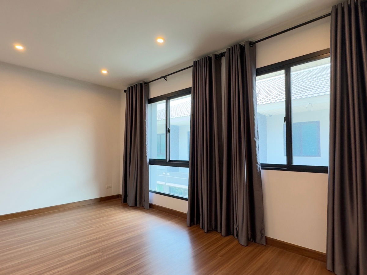 picture 🌟 FOR SALE: 3-Storey Townhome at Supalai Essence Ladprao | Prime Location near MRT Ladprao 101 🏡 Modern-style townhome with a functional layout - 12/18