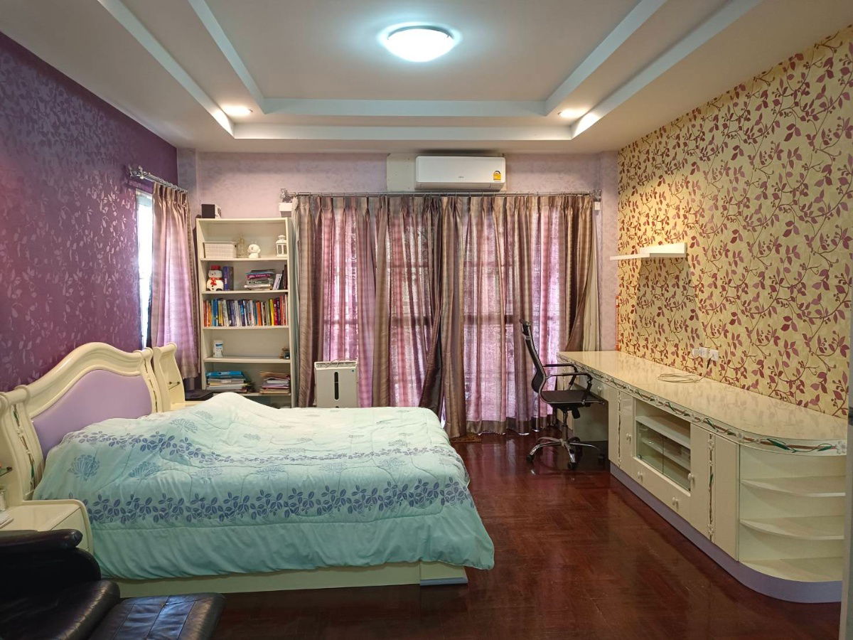 picture Two-storey 4-bedroom detached house for sale in Lalin Greenville Compound, near 5 minute walk from Ban Thap Chang Airport Rail link station - 6/9