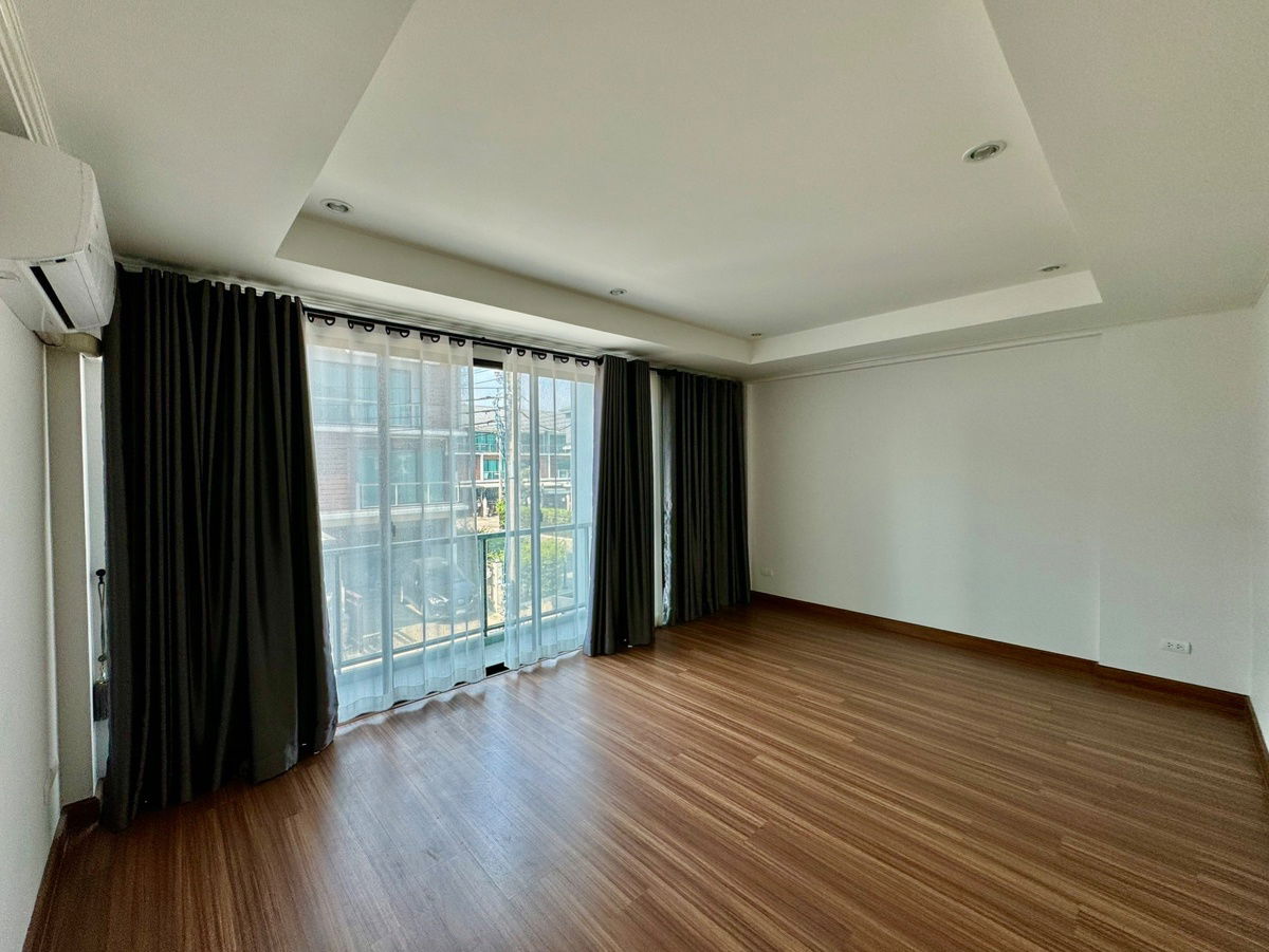 picture 🌟 FOR SALE: 3-Storey Townhome at Supalai Essence Ladprao | Prime Location near MRT Ladprao 101 🏡 Modern-style townhome with a functional layout - 6/18