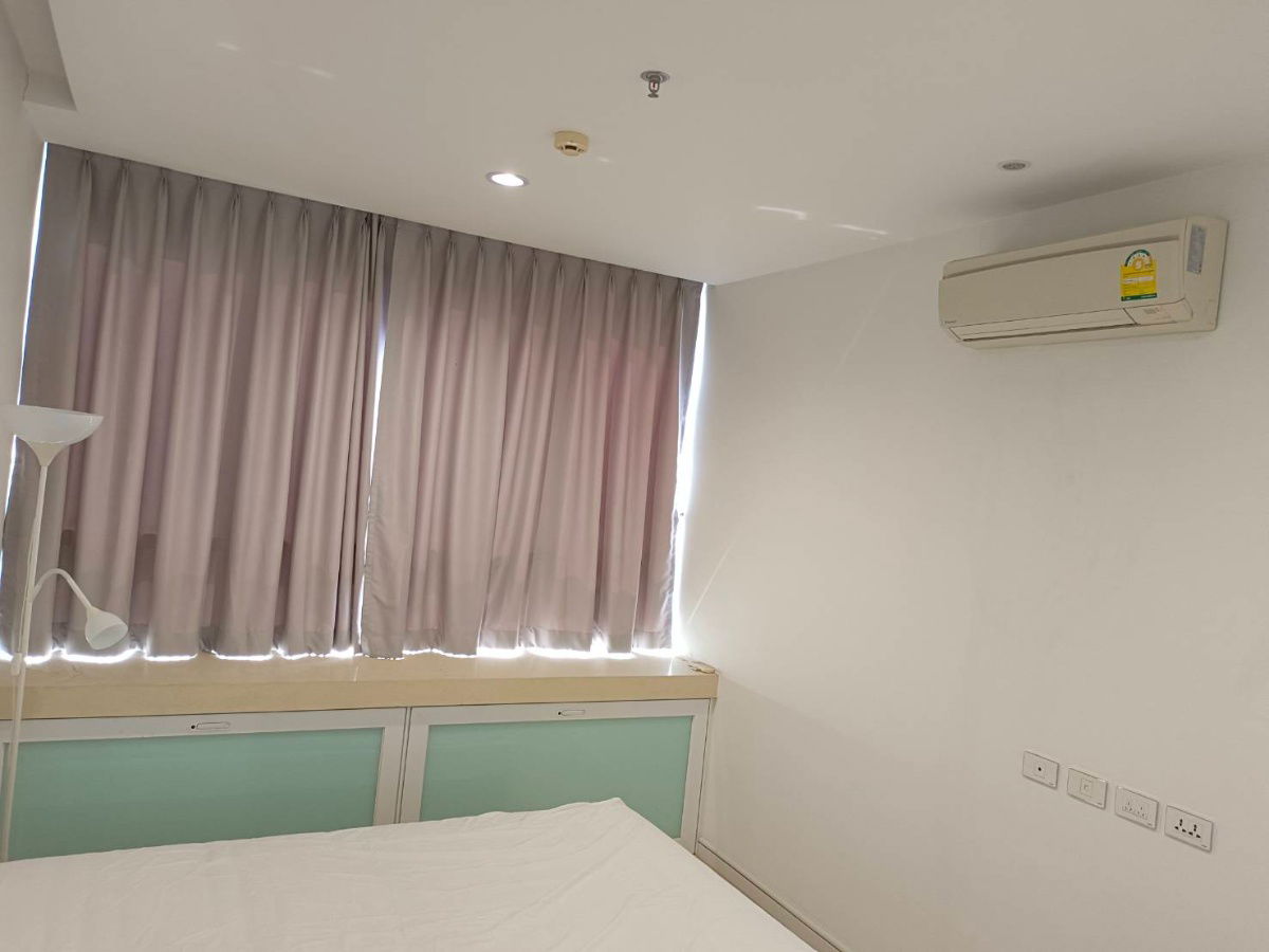 picture One-bedroom condominium unit for sale in T.C. Green Condominium, near MRT Petchaburi Station - 2/7