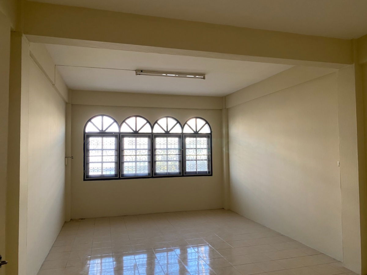 picture 4 and a half storey commercial building (with mezzanine) - 3/9