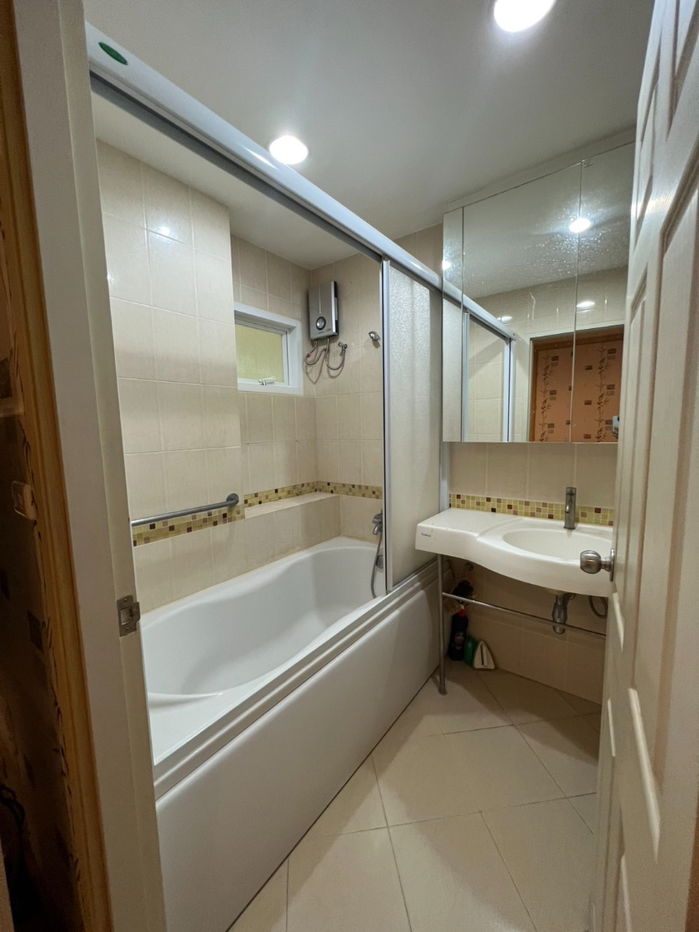 picture Available 1Aug25! Life Ratchada36. 1bed 41sq.m.  Line id: @pfagent - 8/8