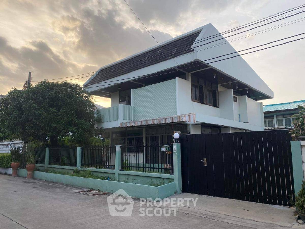 picture 4-BR House near MRT Tha Phra (ID 1593620) - 1/9