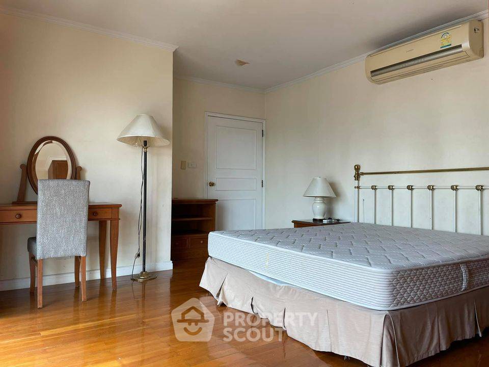 picture 2-BR Condo at Sathorn Gardens near MRT Si Lom (ID 482757) - 1/26
