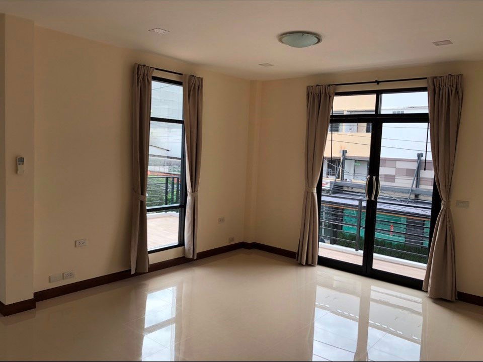 picture Three-story, 3-bedroom detached house for sale in Soi Sukhumvit 64/1, near near BTS Punnawithi Station - 10/17