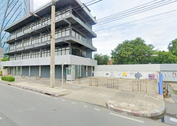 picture MRT Queen Sirikit National Convention Center 600 m. MRT Khlong Toei 500 m. Commercial building for r - 3/8