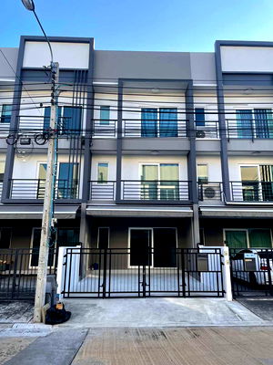 Townhouses for sale Raffles International College : P0121 3 - Storey Townhome Fully Renovated in Chalermprakiat Rama 9