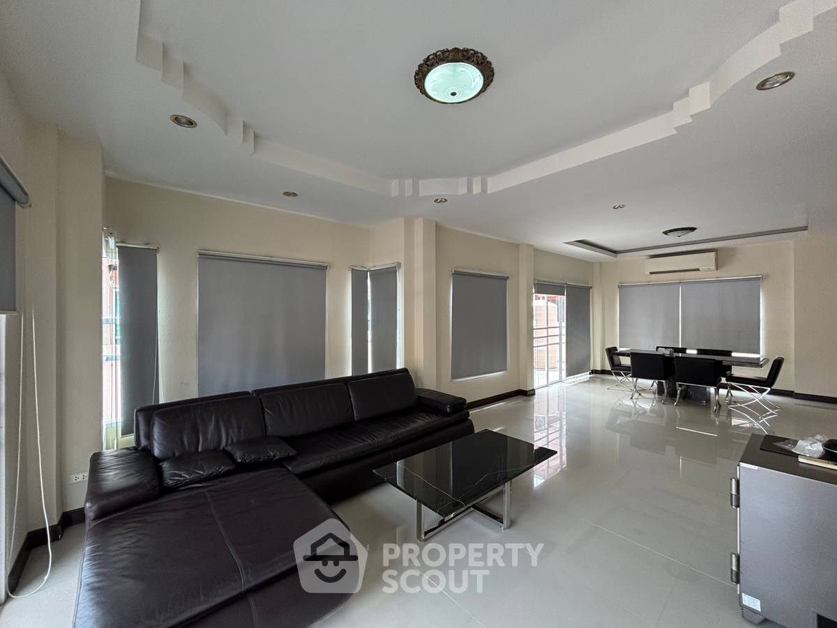 picture 3-BR House close to East Pattaya (ID 2219433) - 9/20