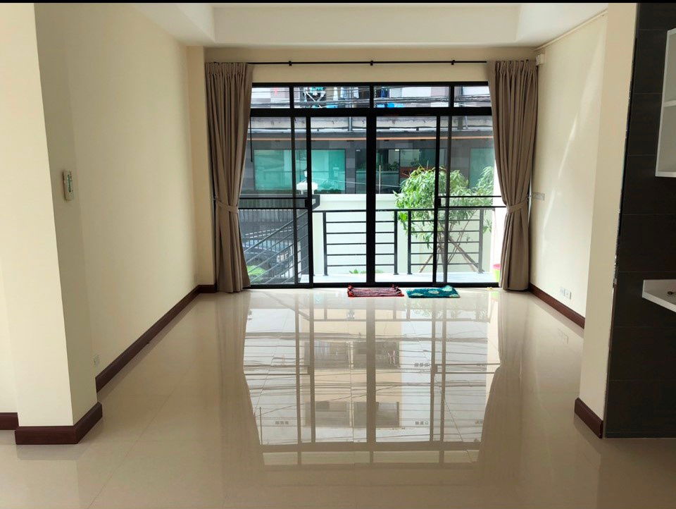 picture Three-story, 3-bedroom detached house for sale in Soi Sukhumvit 64/1, near near BTS Punnawithi Station - 6/17
