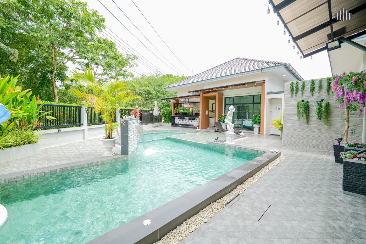 รูป Rare Item! ขายบ้านสวยสไตล์รีสอร์ตกลางเมืองแกลง จัดเต็มทุกฟังก์ชัน  หลังเดียวใน MVP Riverside พร้อมสระ+สปา ที่จอด 5 คัน ขายขาดทุน!! - รูปที่ 4/31