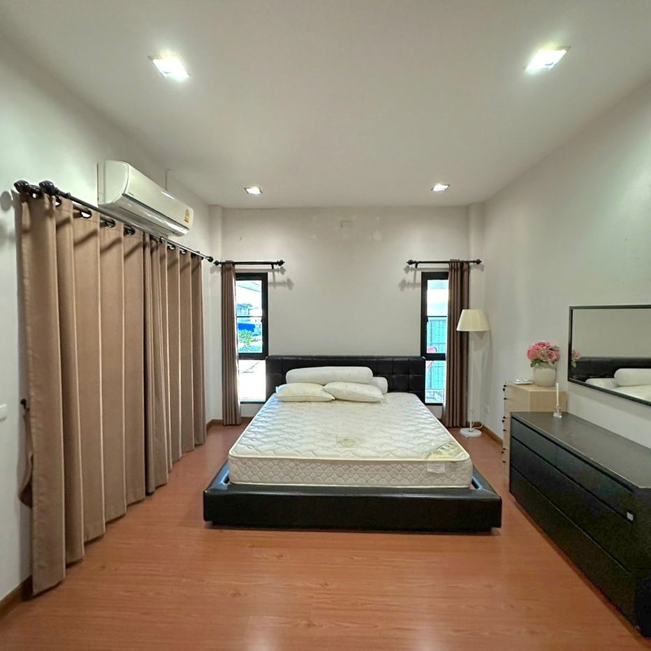 picture House for sale , near samyag market, central festival chiangmai. near 2nd ring road 700 m. - 8/16
