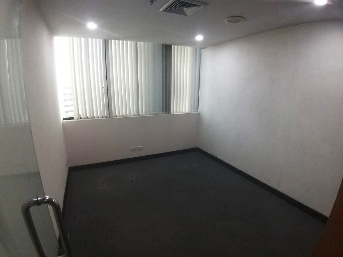 รูป ให้เช่า สำนักงาน Central city tower ขนาด 250 ตารางเมตร อยู่ภายในห้างเซนทรัล บางนา  ราคาเช่า 290 บาท/ตรม.  รวม  72,500 บาทต่อเดือน - รูปที่ 6/12