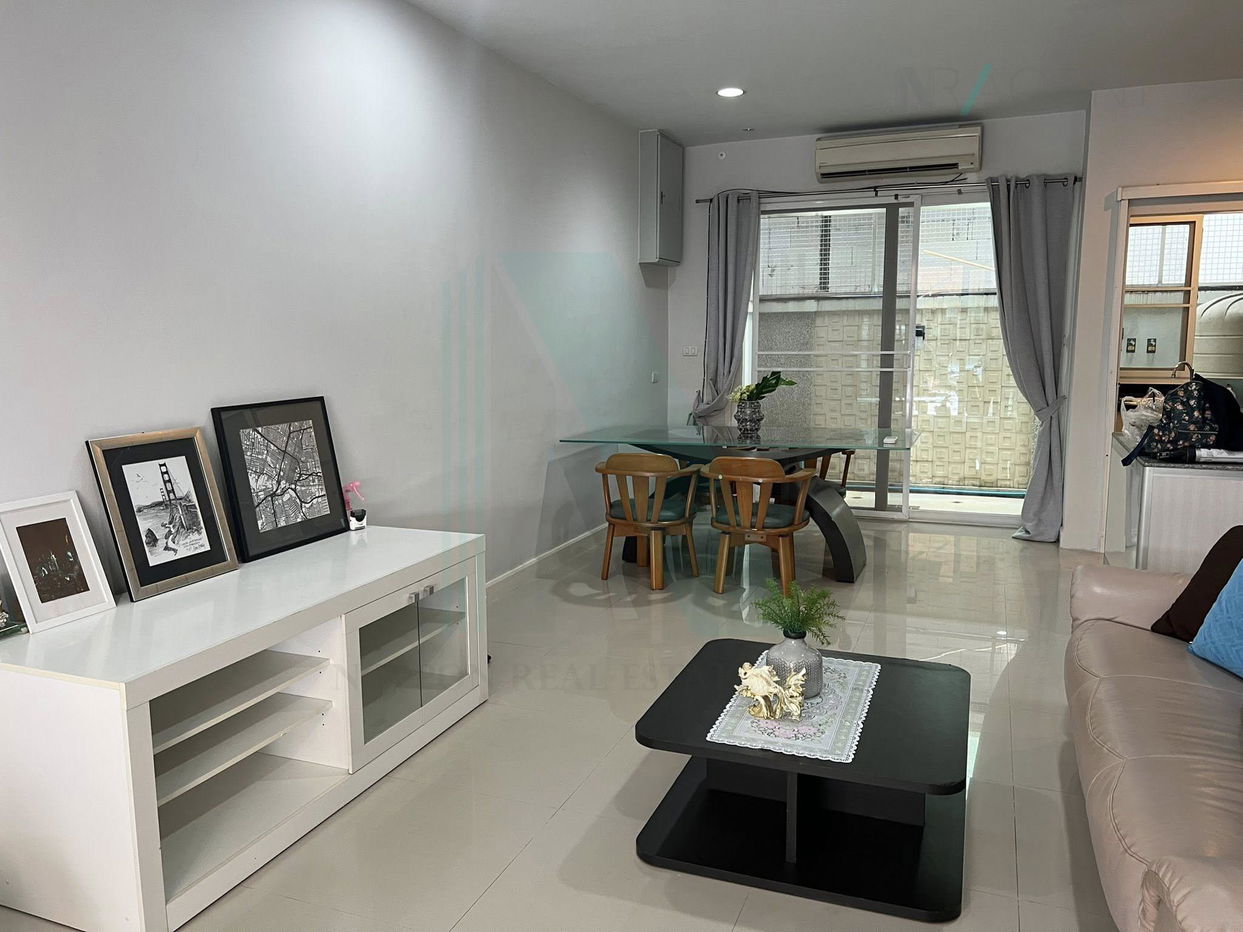 รูป ให้เช่าทาวน์เฮาส์ 3 ชั้น บ้านกลางกรุงสาทร 3 ห้องนอน 3 ห้องน้ำ - รูปที่ 2/8