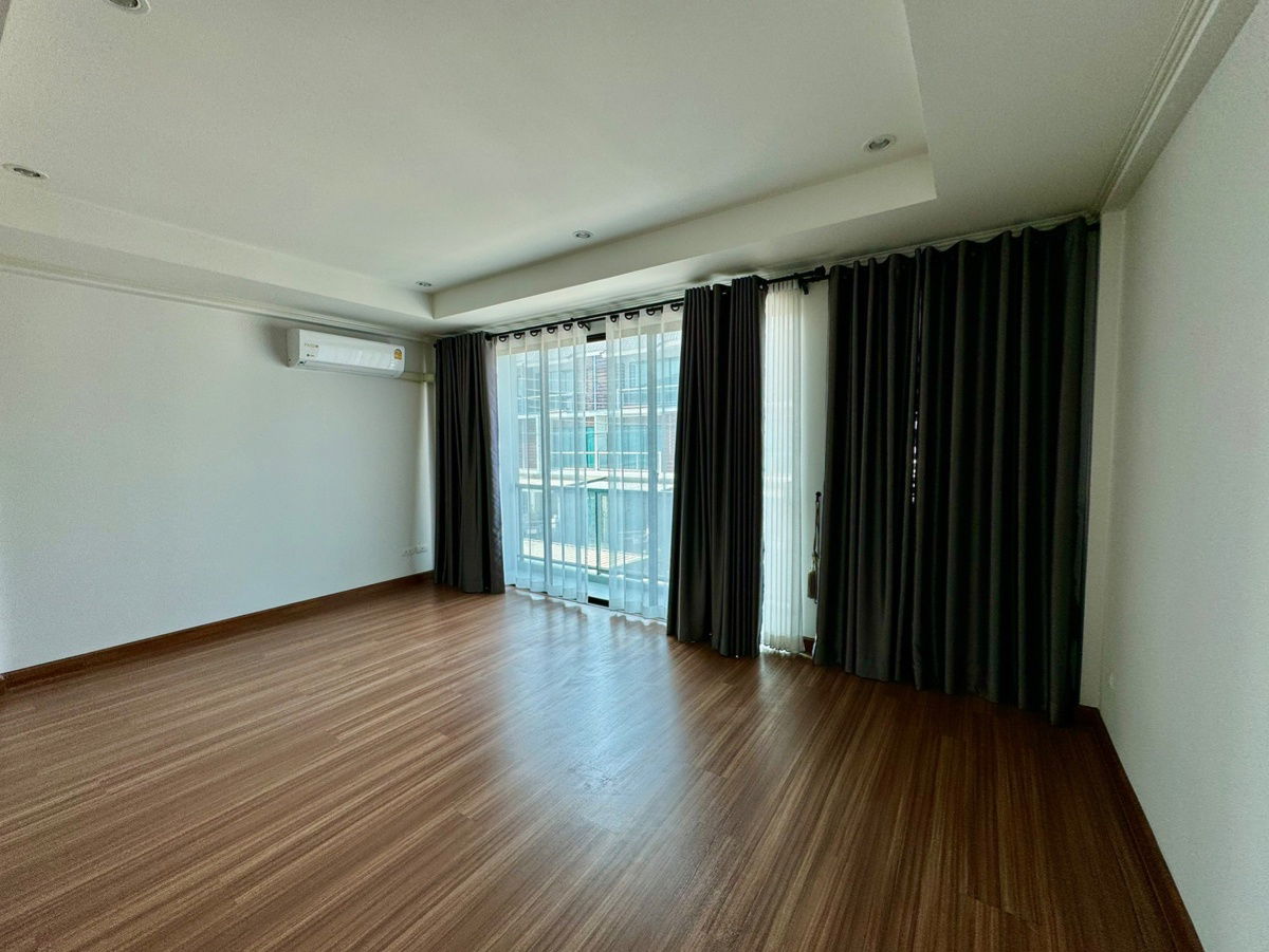 picture 🌟 FOR SALE: 3-Storey Townhome at Supalai Essence Ladprao | Prime Location near MRT Ladprao 101 🏡 Modern-style townhome with a functional layout - 7/18