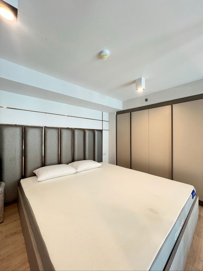 รูป ให้เช่า 1 ห้องนอน ขนาด 36 ตรม. ห้อง 2 ชั้น ได้เพดานสูง ชั้นสูง วิวโล่งมาก แต่งสวย เฟอร์นิเจอร์และเครื่องใช้ไฟฟ้าครบ โทร.062-339-3663 - รูปที่ 7/10