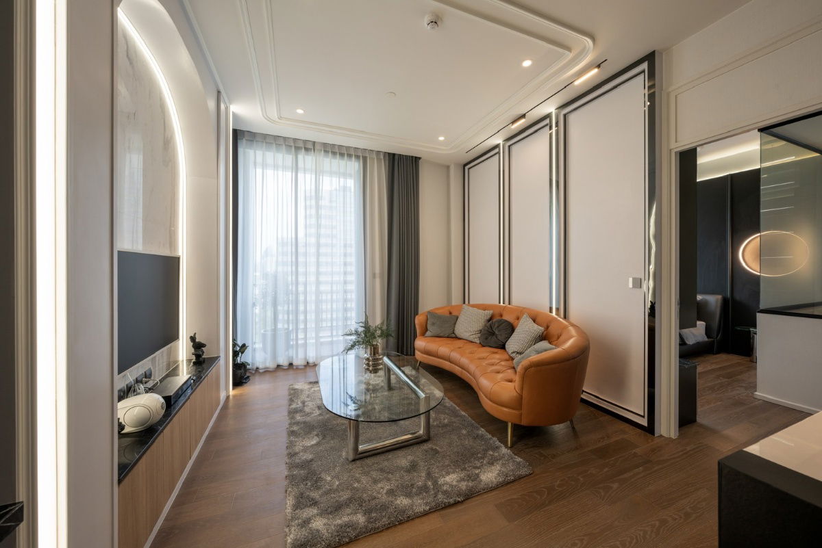 picture One-bedroom unit for sale in Muniq Langsuan Condominium, Lumpini Park, MRT and BTS stations - 1/12