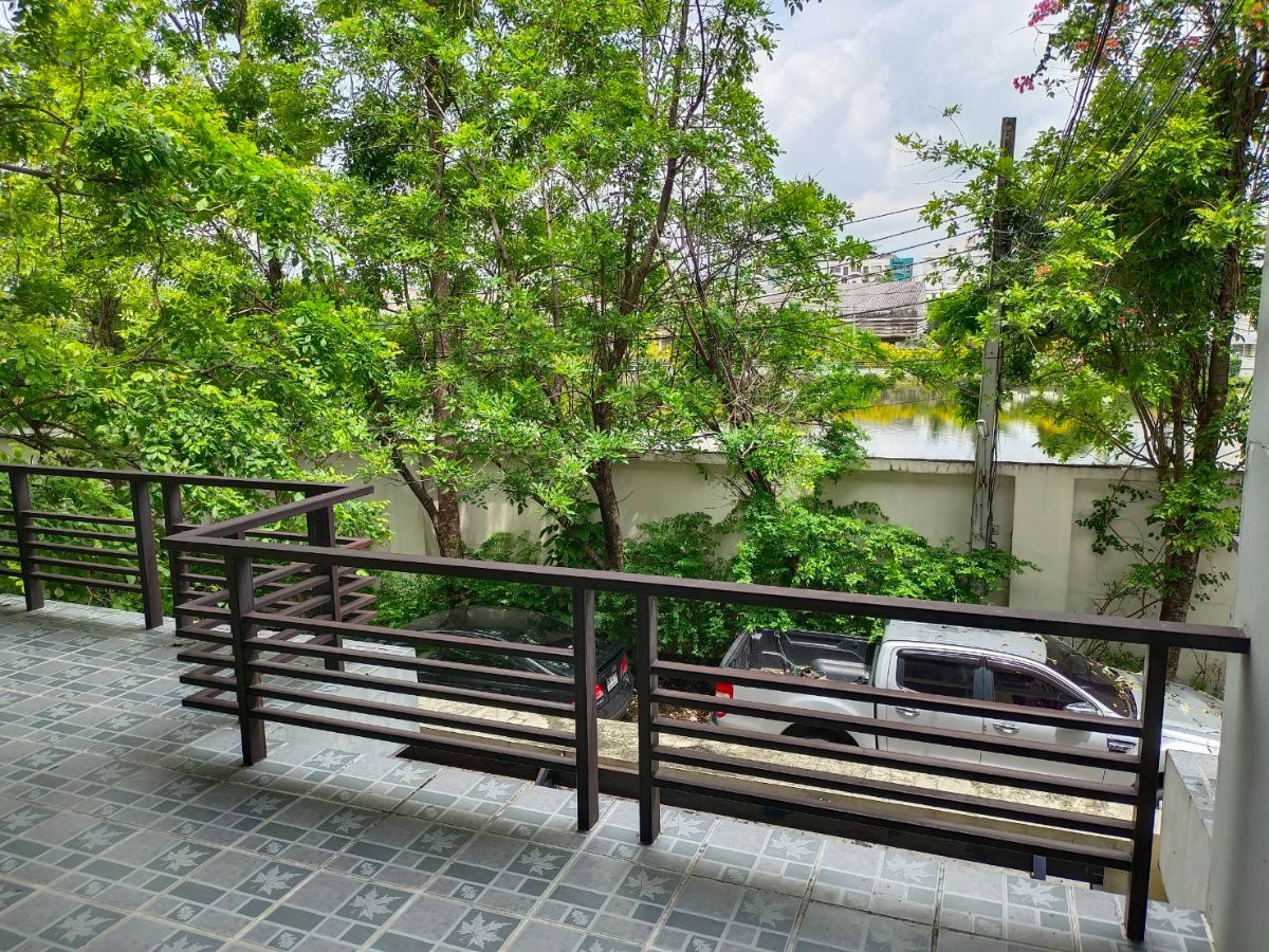 picture Townhouse for Sale in Soi Raminthra 40, near skytrain Pinkline and Grey line stations - 2/6