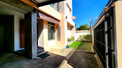 Houses for rent : Four-bedroom detached house for rent in Soi Sukhumvit 49, near BTS Prompong Station