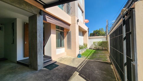 Four-bedroom detached house for rent in Soi Sukhumvit 49, near BTS Prompong Station