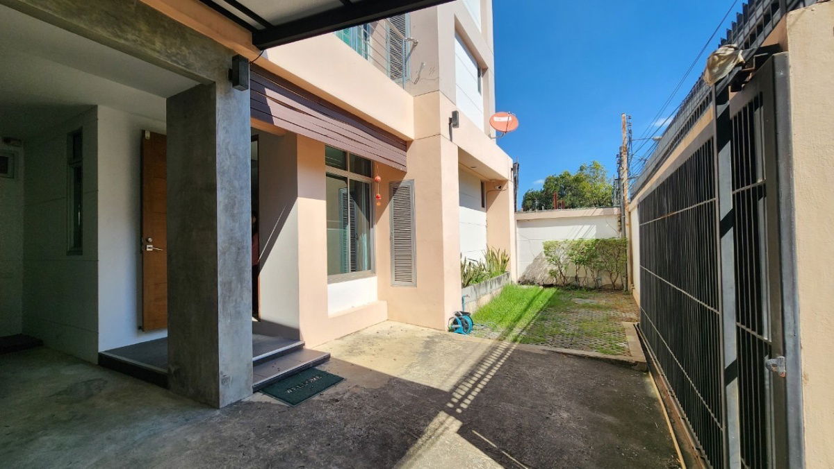 picture Four-bedroom detached house for rent in Soi Sukhumvit 49, near BTS Prompong Station - 1/21