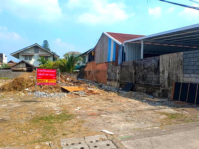 Land for sale Lat Phrao : Vacant land for sale in Chokchai 4 Road, near Makro Food Service Wanghin