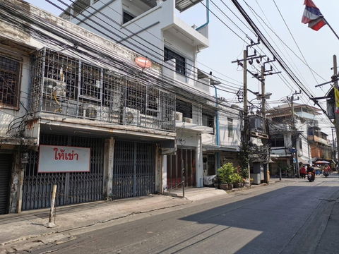 Two-unit shophouse For Rent Soi Charoen Rat 5, Chan Road area, price only 32,000 baht.