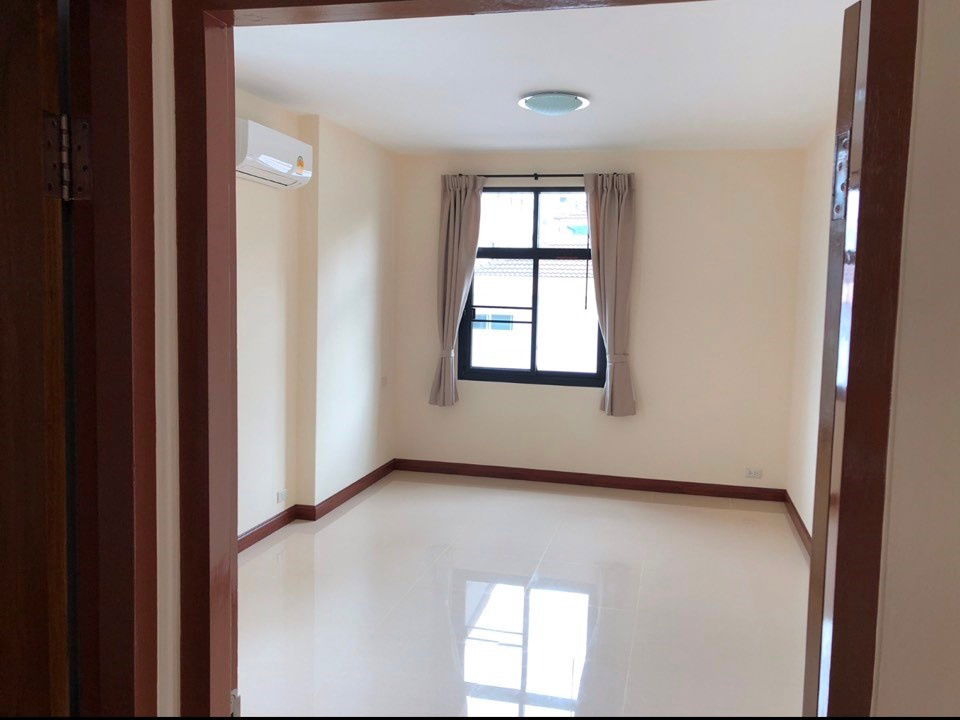 picture Three-story, 3-bedroom detached house for sale in Soi Sukhumvit 64/1, near near BTS Punnawithi Station - 13/17