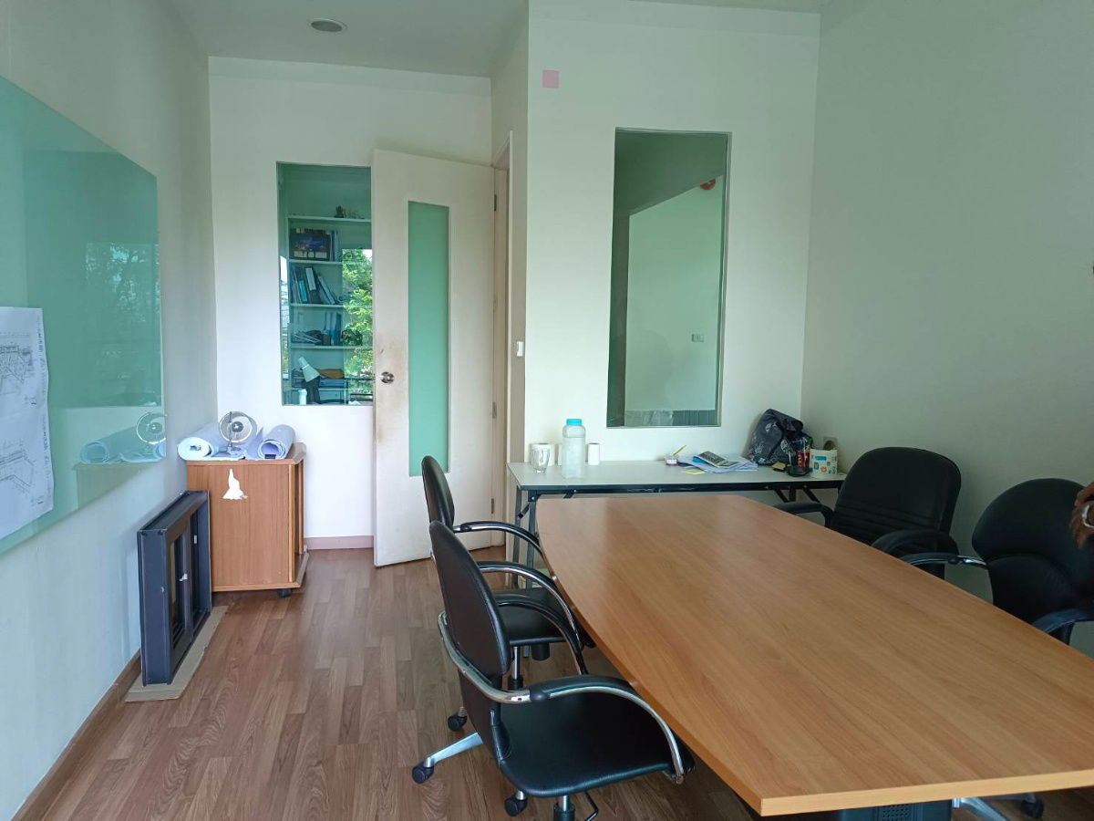 picture Townhouse for Sale in Soi Raminthra 40, near skytrain Pinkline and Grey line stations - 3/6