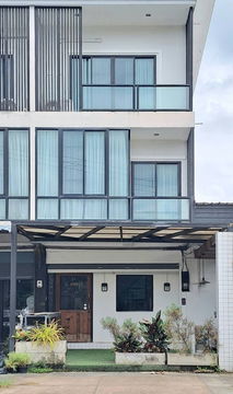 อาคารพาณิชย์ให้เช่า  17,000 ใกล้โรงเรียนวารี ใกล้ 89 พลาซ่า ขนาด 3 นอน 4 น้ำ 2 จอด ให้เช่าอยู่อาศัยหรือทำธุรกิจร้านกาแฟ ร้านอาหาร