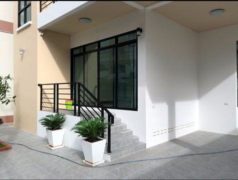 Three-story, 3-bedroom detached house for sale in Soi Sukhumvit 64/1, near near BTS Punnawithi Station