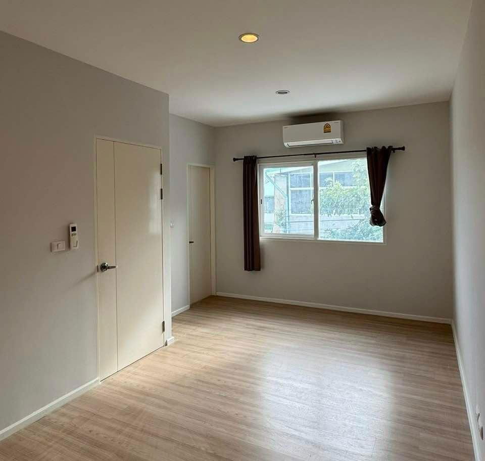 picture P0121 3 - Storey Townhome Fully Renovated in Chalermprakiat Rama 9 - 3/8