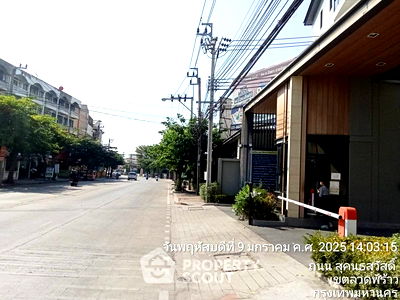 Townhouses for rent Sukhonthasawat Road : 1-BR Townhouse at Premium Place Kaset - Nawamin in Lat Phrao (ID 2219491)
