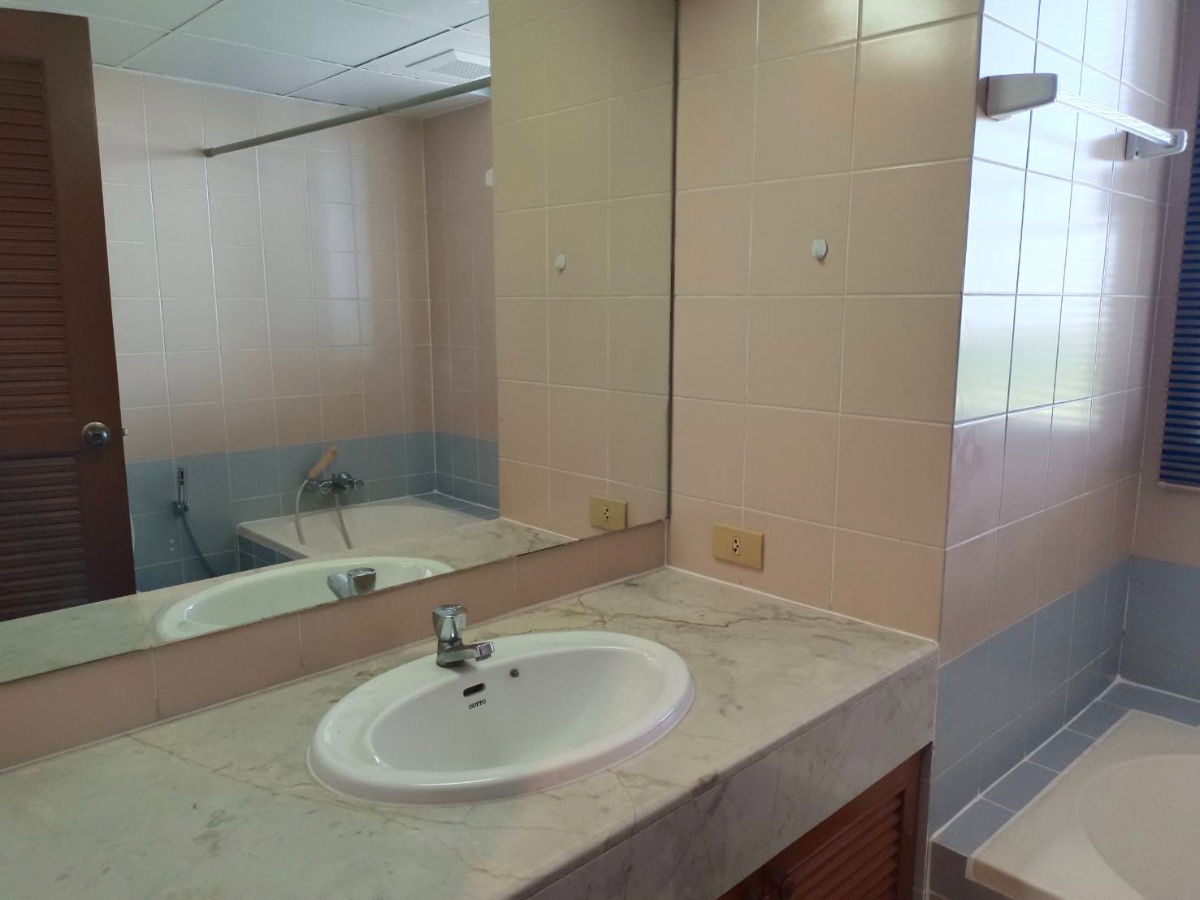 picture Three-bedroom Condominium unit for Rent in Thana city Condominium, Near Vero International School, 10 minute drive to Suvanaphum Airport - 11/15
