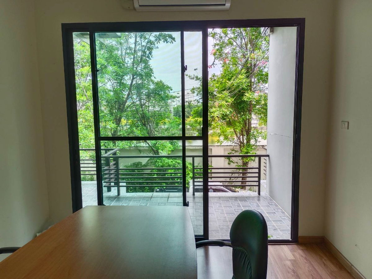 picture Townhouse for Sale in Soi Raminthra 40, near skytrain Pinkline and Grey line stations - 5/6
