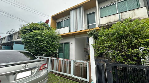 บ้านหลังมุม ใจกลางเมือง เดินทางสะดวก ใกล้โรงเรียน และห้างสรรพสินค้ามากมาย