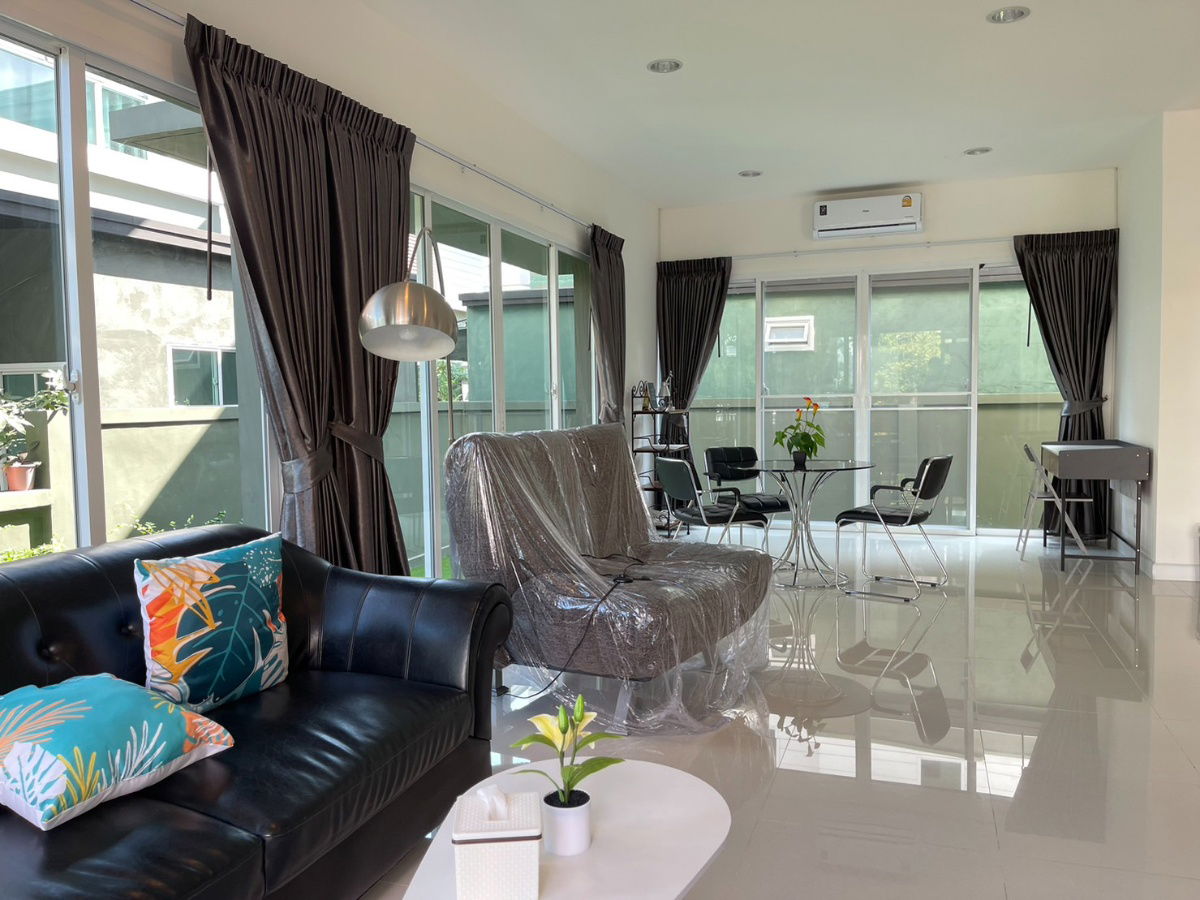 picture Three-bedroom detached house for rent in Mooban Nara Botanic Srinakarin, 9 minute walk from MRT Sri Lasalle Station - 1/13