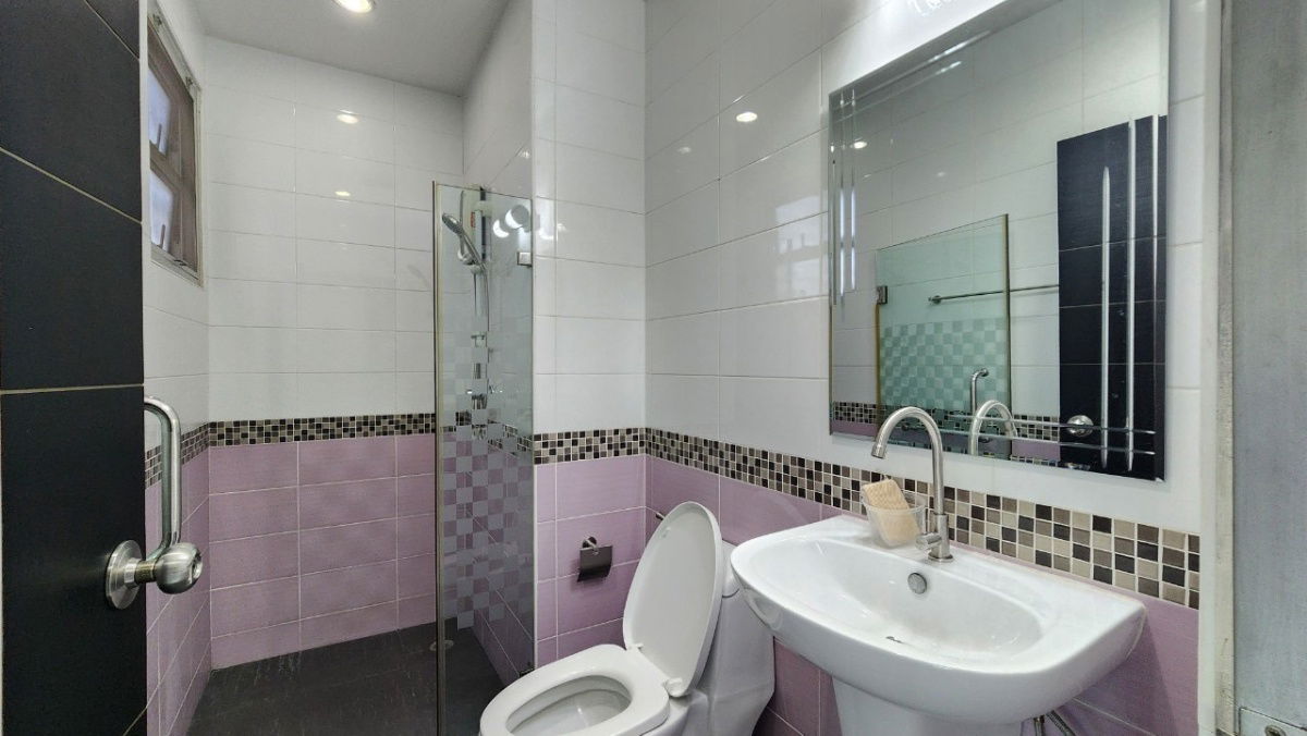 picture Four-bedroom detached house for rent in Soi Sukhumvit 49, near BTS Prompong Station - 16/21